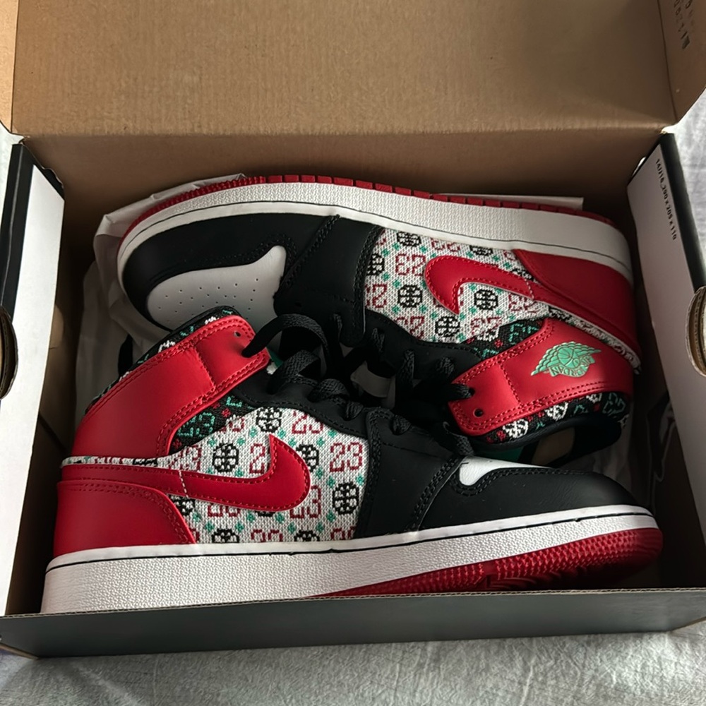 Brand New Nike Air Jordan 1 Mid SE (GS)